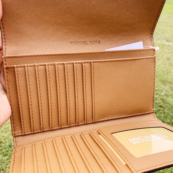 👜💕-Michael Kors Large Trifold Wallet - Picture 2 of 4